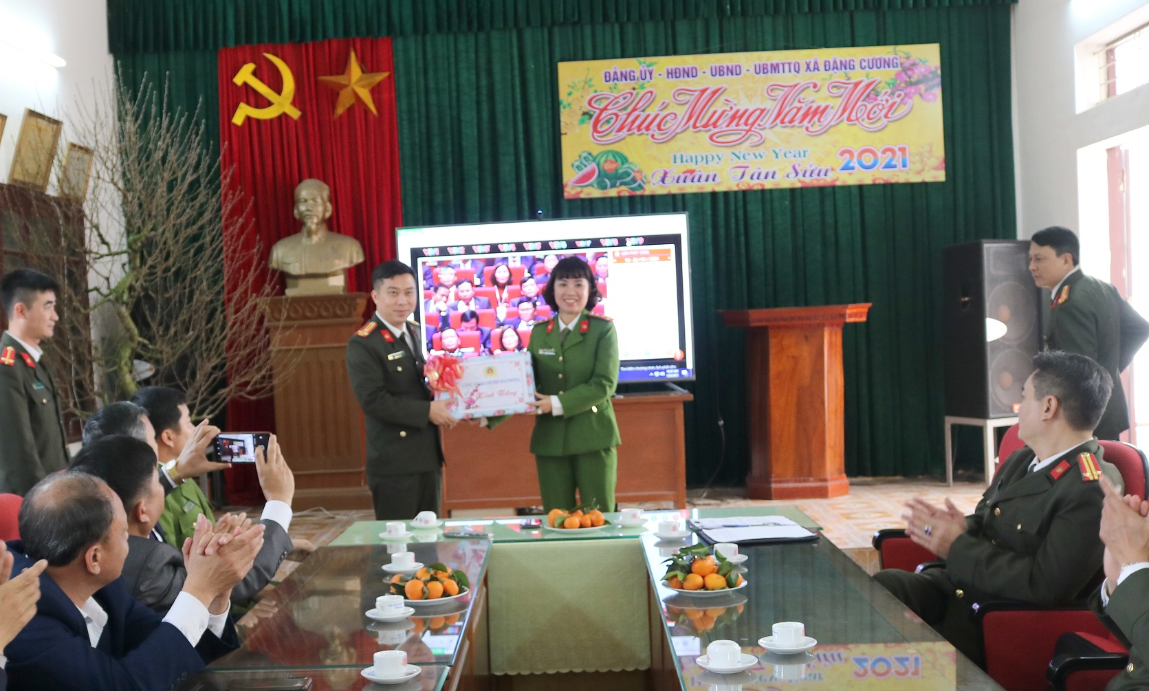 Lãnh đạo Công an thành phố chúc Tết các đơn vị, địa phương, gia đình có công với cách mạng